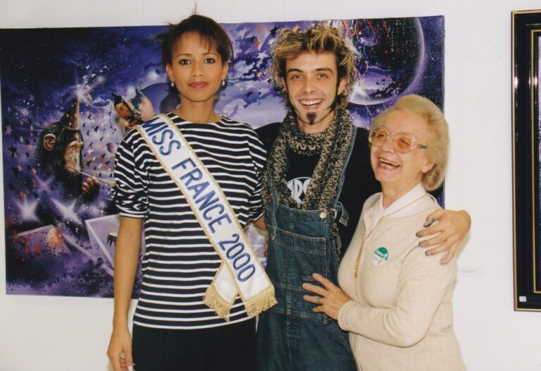 EXPOSITION TELETHON Monaco_- visite Sonia ROLLAND Miss France 2000