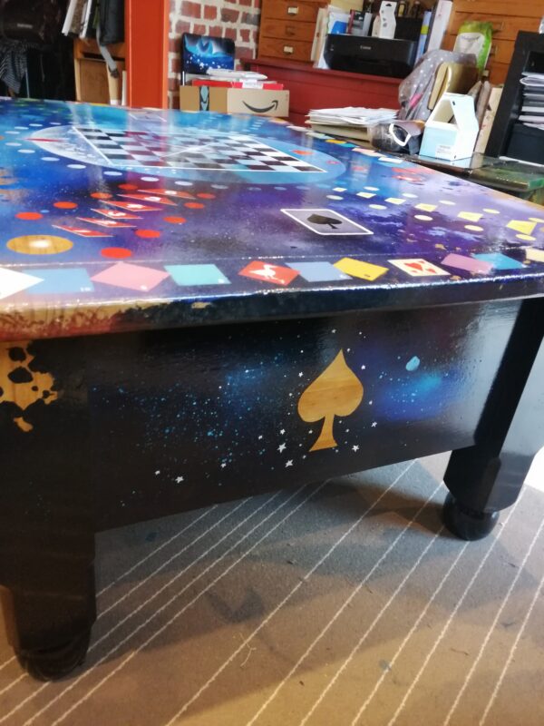 details 2 de table basse de jeux acrylique par Thierri Mordant