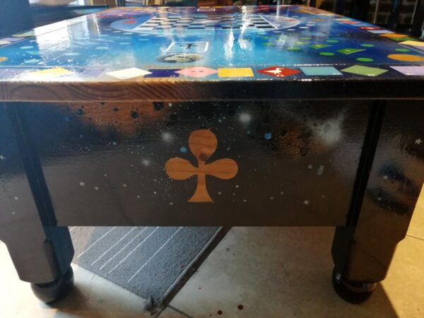 détails 4 de table basse de jeux acrylique par Thierry Mordant