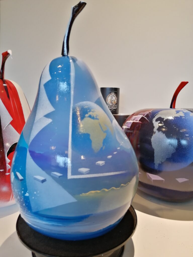 Poire Fruit des Mots — 2 — Acrylic on resin — 2021 — 23 x 40 cm — by Thierry Mordant