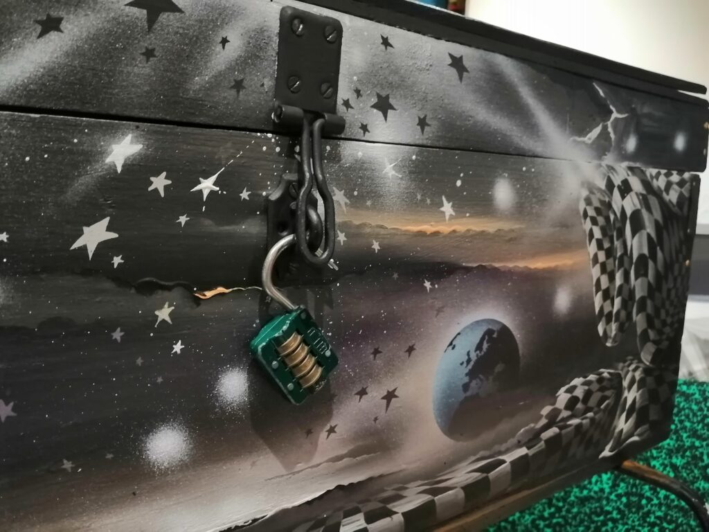 Coffre bois de Voyage — Acrylic on wood — 2019 —Undefined format — by Thierry Mordant