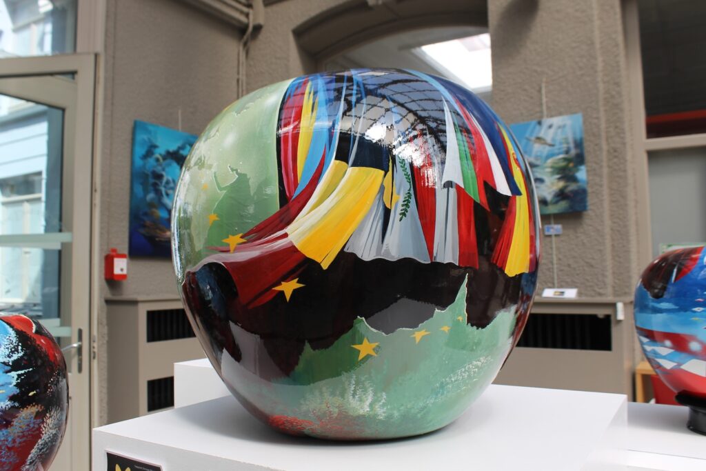 Pomme Géante Brexit — Acrylic on resin — 2019 — undefined format — By Thierry Mordant