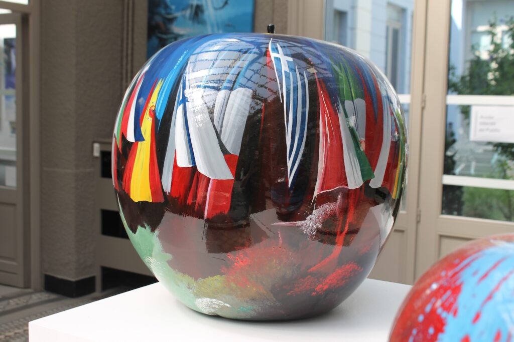 Pomme Géante Brexit — Acrylic on resin — 2019 — undefined format — By Thierry Mordant