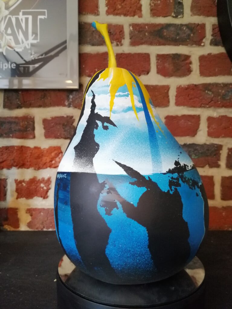 Poire Hommage Ukraine — 1— Acrylic on resin — 2022 — 23 x 40 cm — by Thierry Mordant