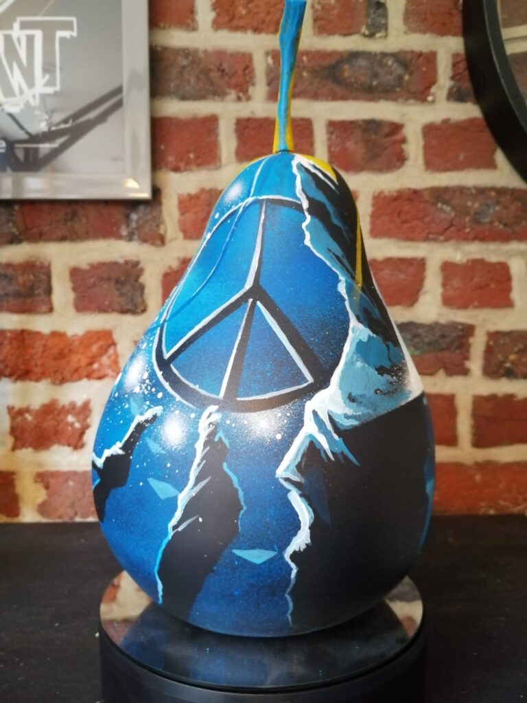 Poire Hommage Ukraine — 2 — Acrylic on resin — 2022 — 23 x 40 cm — by Thierry Mordant