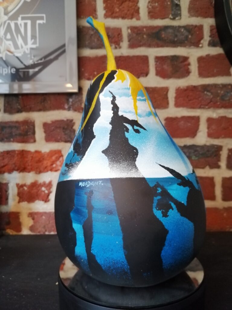 Poire Hommage Ukraine — 3 — Acrylic on resin — 2022 — 23 x 40 cm — by Thierry Mordant