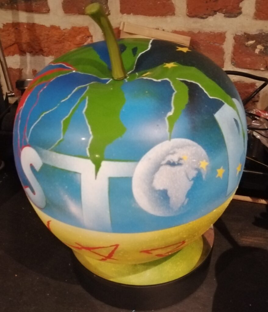 Pomme Stop War — 1 — Acrylic on resin — 2022 — 25 x 30 cm — by Thierry Mordant