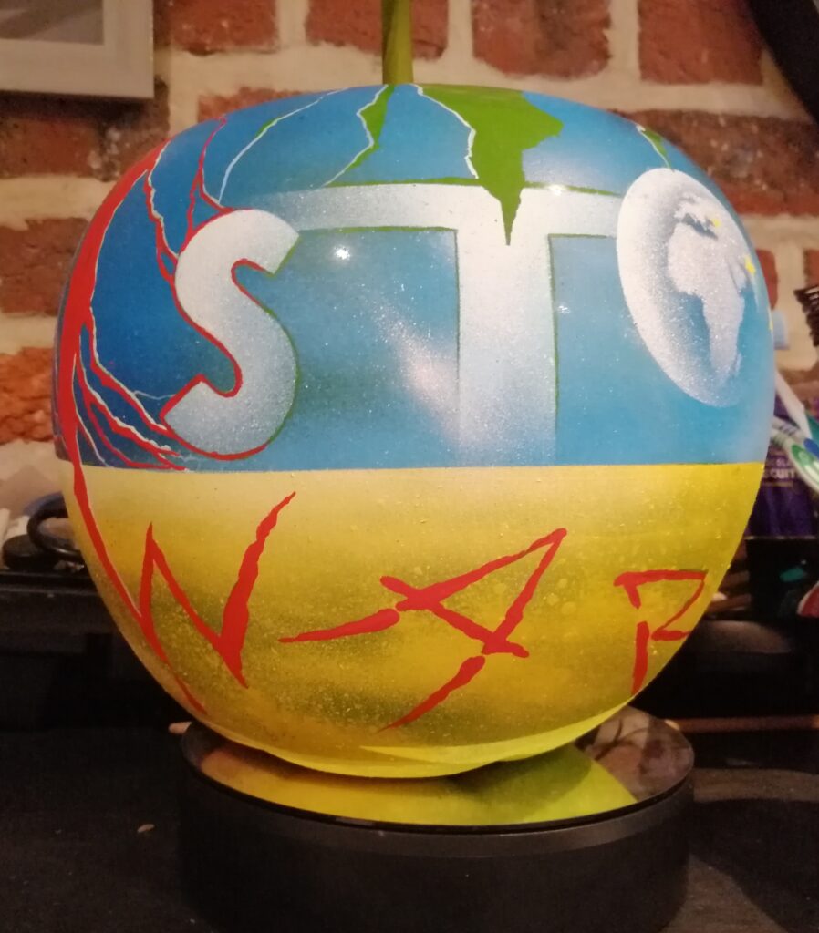 pommeStop War — 2 — Acrylic on resin — 2022 — 25 x 30 cm — by Thierry Mordant