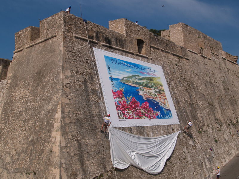 Sortie de Timbre Ville franche sur Mer , de Thierry Mordant , toile sur facade — 2005